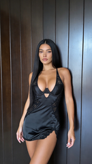 Robe de nuit en satin avec détails en dentelle